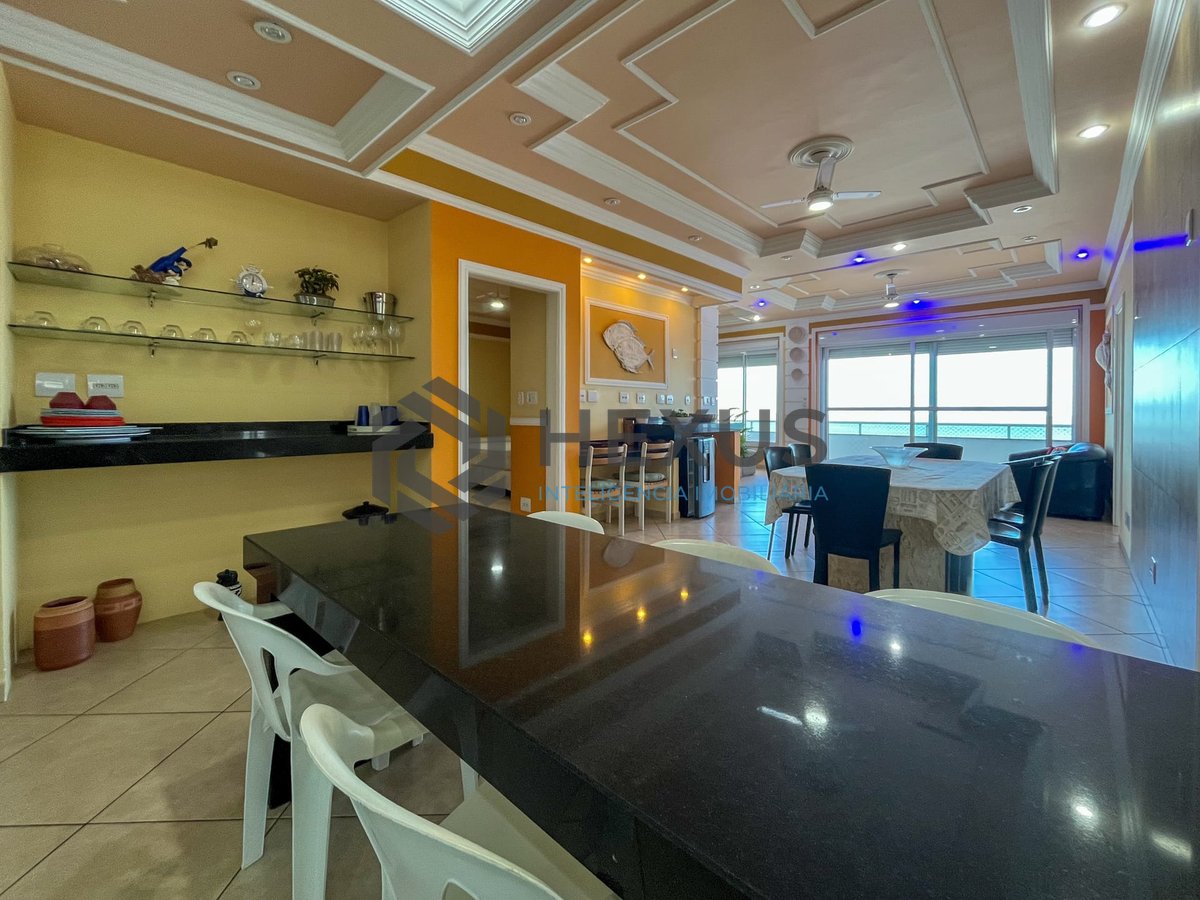 Foto 3 de Apartamento frente mar com varanda e vista mar na Praia das Pitangueiras, Guaruja