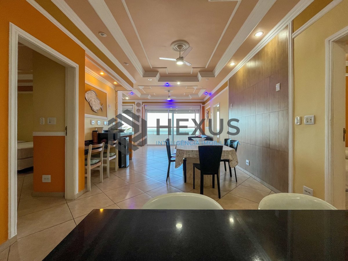 Foto 4 de Apartamento frente mar com varanda e vista mar na Praia das Pitangueiras, Guaruja