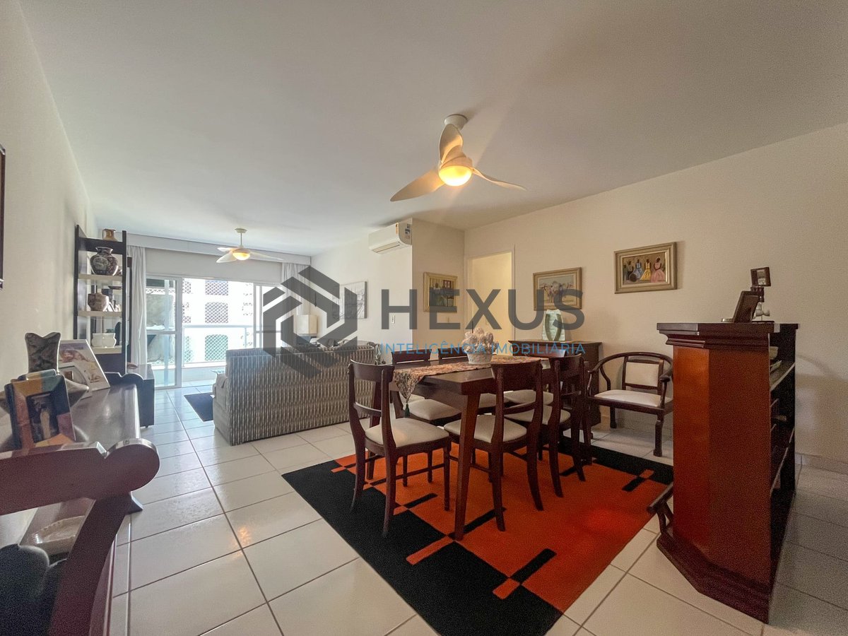 Foto 2 de Apartamento com varanda e vista mar na quadra mar da Praia das Pitangueiras, Guaruja
