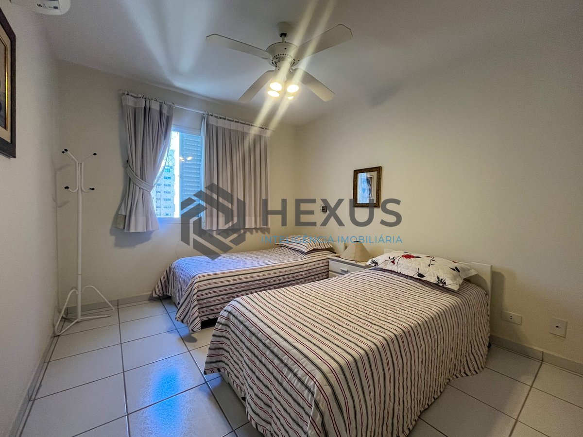 Foto 13 de Apartamento com varanda e vista mar na quadra mar da Praia das Pitangueiras, Guaruja