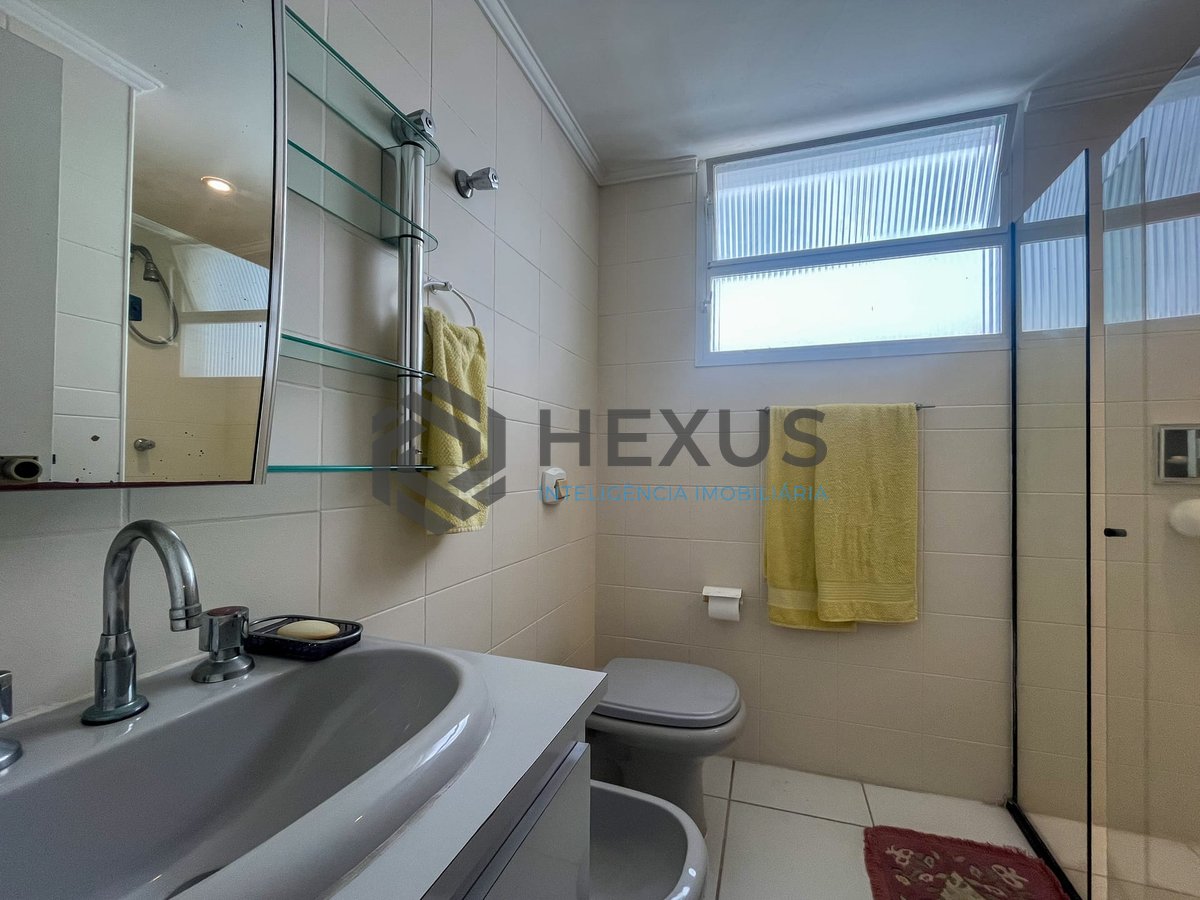 Foto 15 de Apartamento com varanda e vista mar na quadra mar da Praia das Pitangueiras, Guaruja