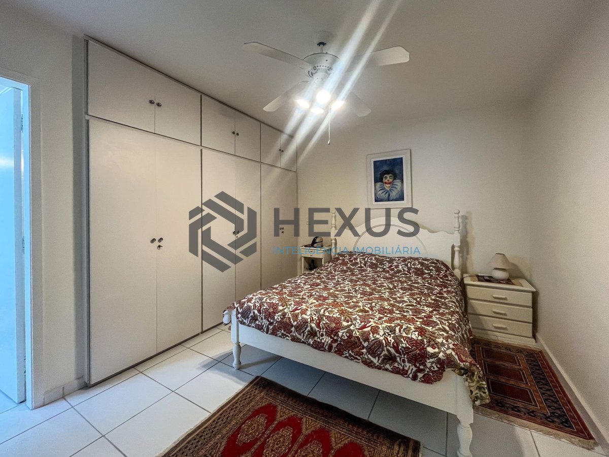Foto 16 de Apartamento com varanda e vista mar na quadra mar da Praia das Pitangueiras, Guaruja