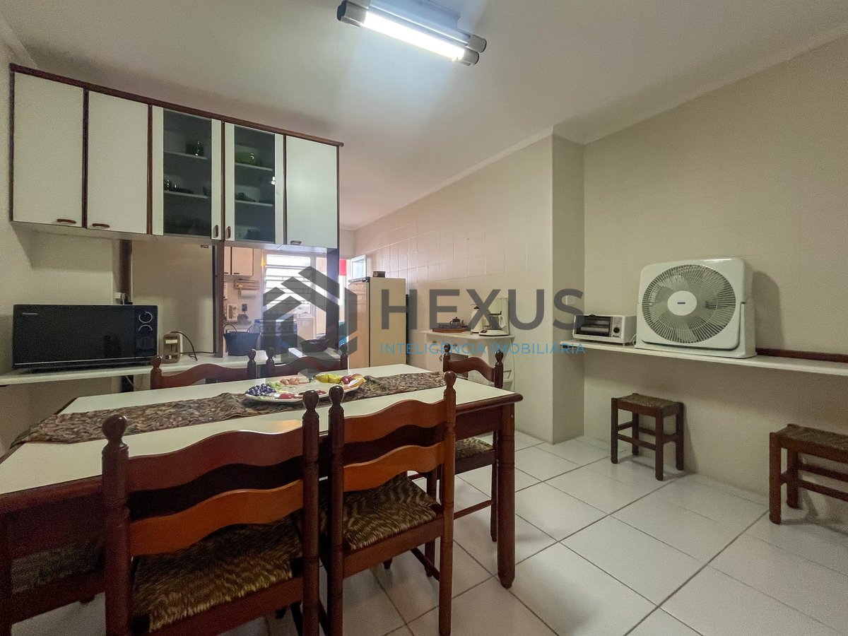 Foto 19 de Apartamento com varanda e vista mar na quadra mar da Praia das Pitangueiras, Guaruja