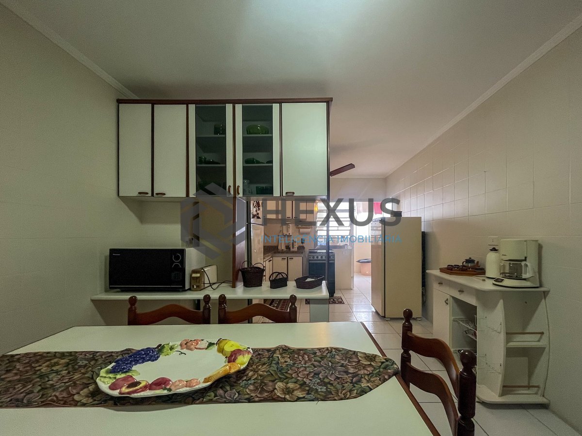Foto 20 de Apartamento com varanda e vista mar na quadra mar da Praia das Pitangueiras, Guaruja