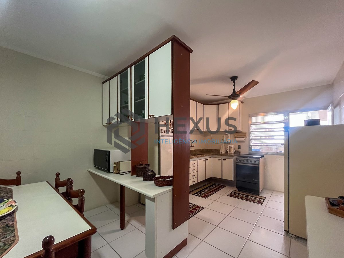 Foto 21 de Apartamento com varanda e vista mar na quadra mar da Praia das Pitangueiras, Guaruja