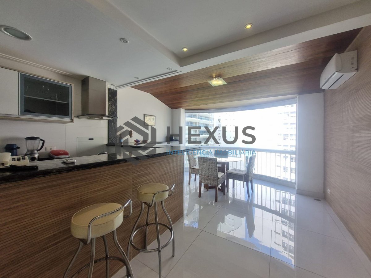 Foto 2 de Apartamento com varanda e lazer na quadra mar da Praia das Pitangueiras, Guaruja