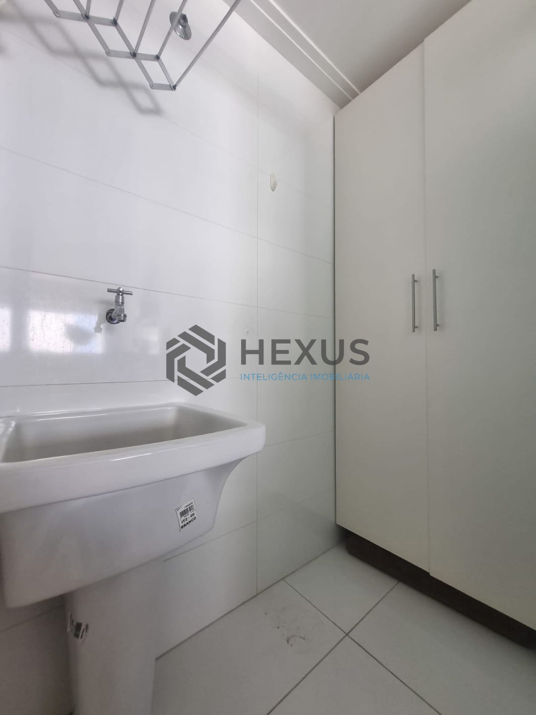 Foto 16 de Apartamento com varanda e lazer na quadra mar da Praia das Pitangueiras, Guaruja