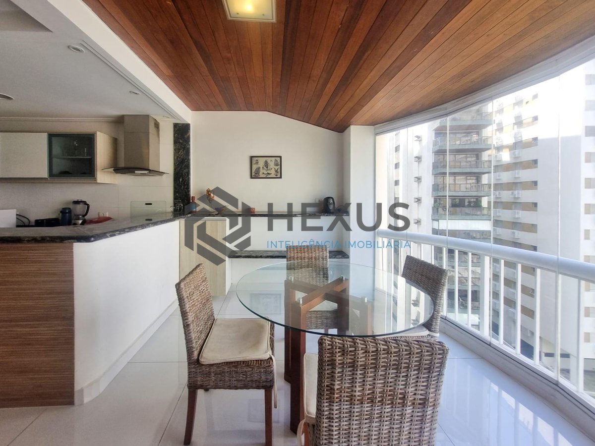 Foto 3 de Apartamento com varanda e lazer na quadra mar da Praia das Pitangueiras, Guaruja