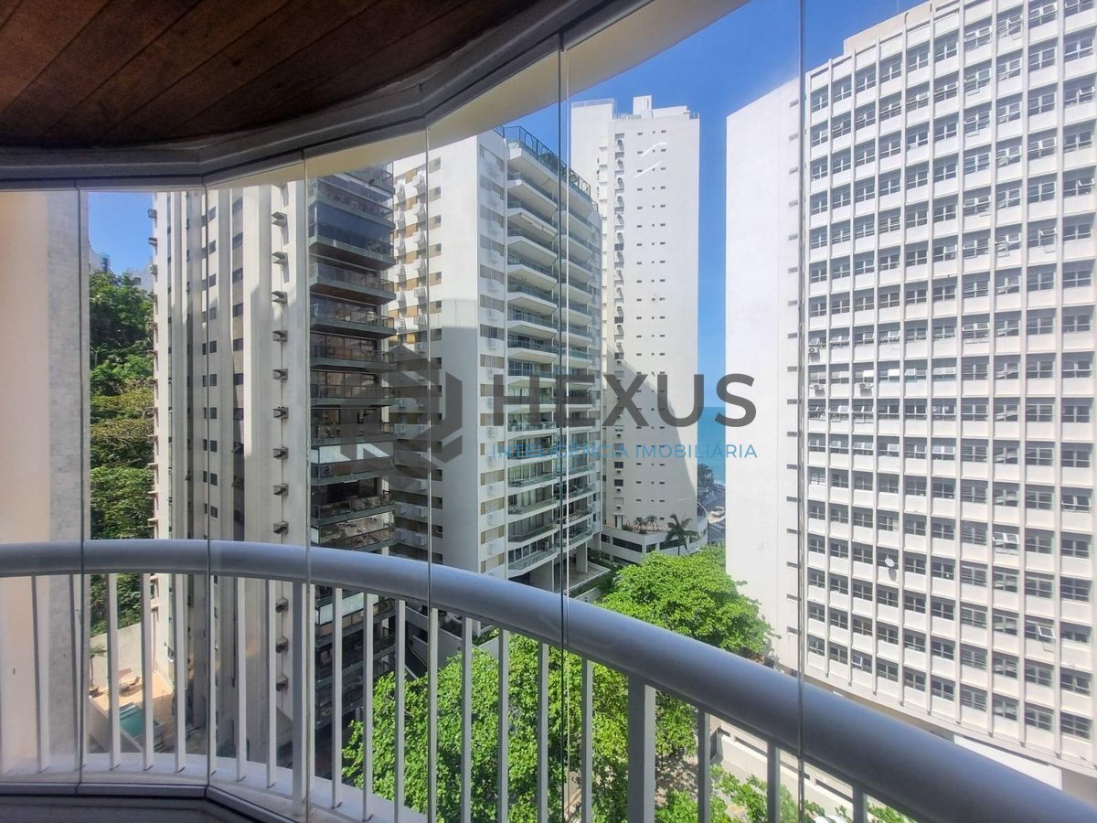 Foto 8 de Apartamento com varanda e lazer na quadra mar da Praia das Pitangueiras, Guaruja