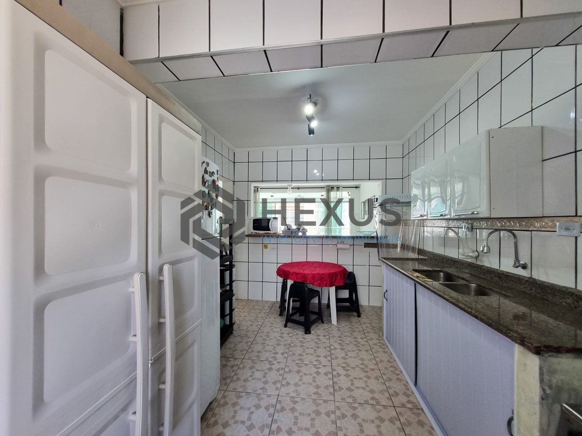 Foto 21 de Apartamento com varanda na quadra mar da Praia das Pitangueiras, Guaruja