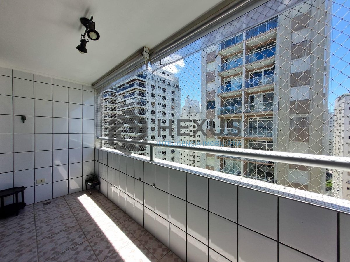 Foto 5 de Apartamento com varanda na quadra mar da Praia das Pitangueiras, Guaruja