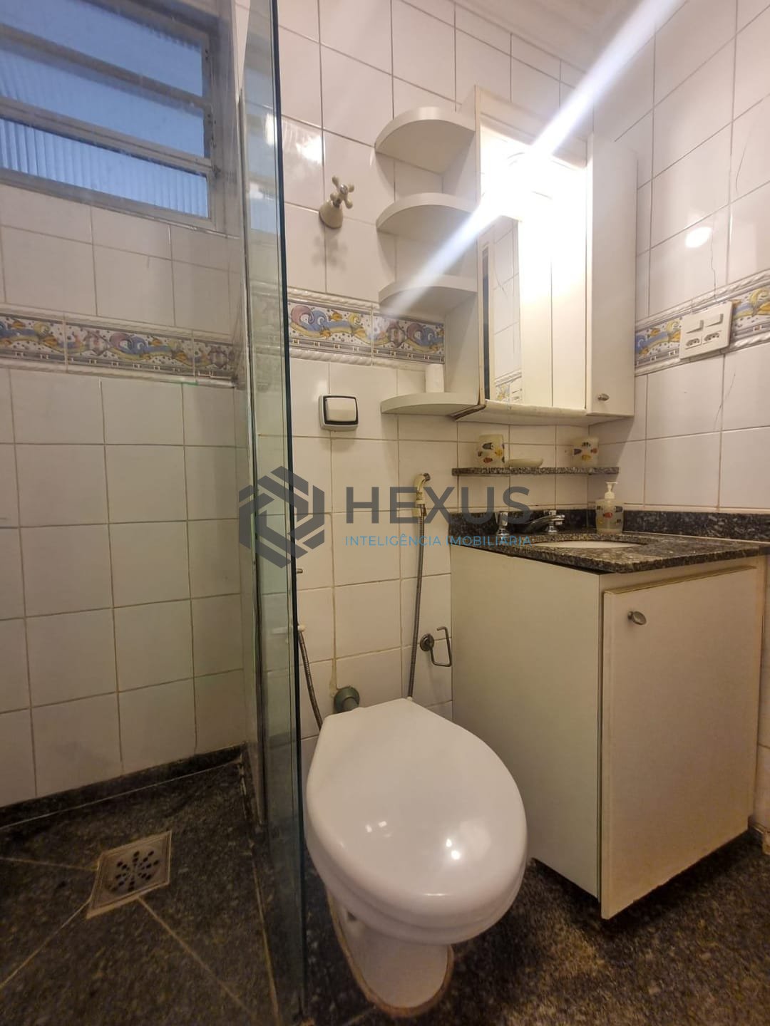 Foto 11 de Apartamento mobiliado na quadra mar da Praia das Pitangueiras, Guaruja
