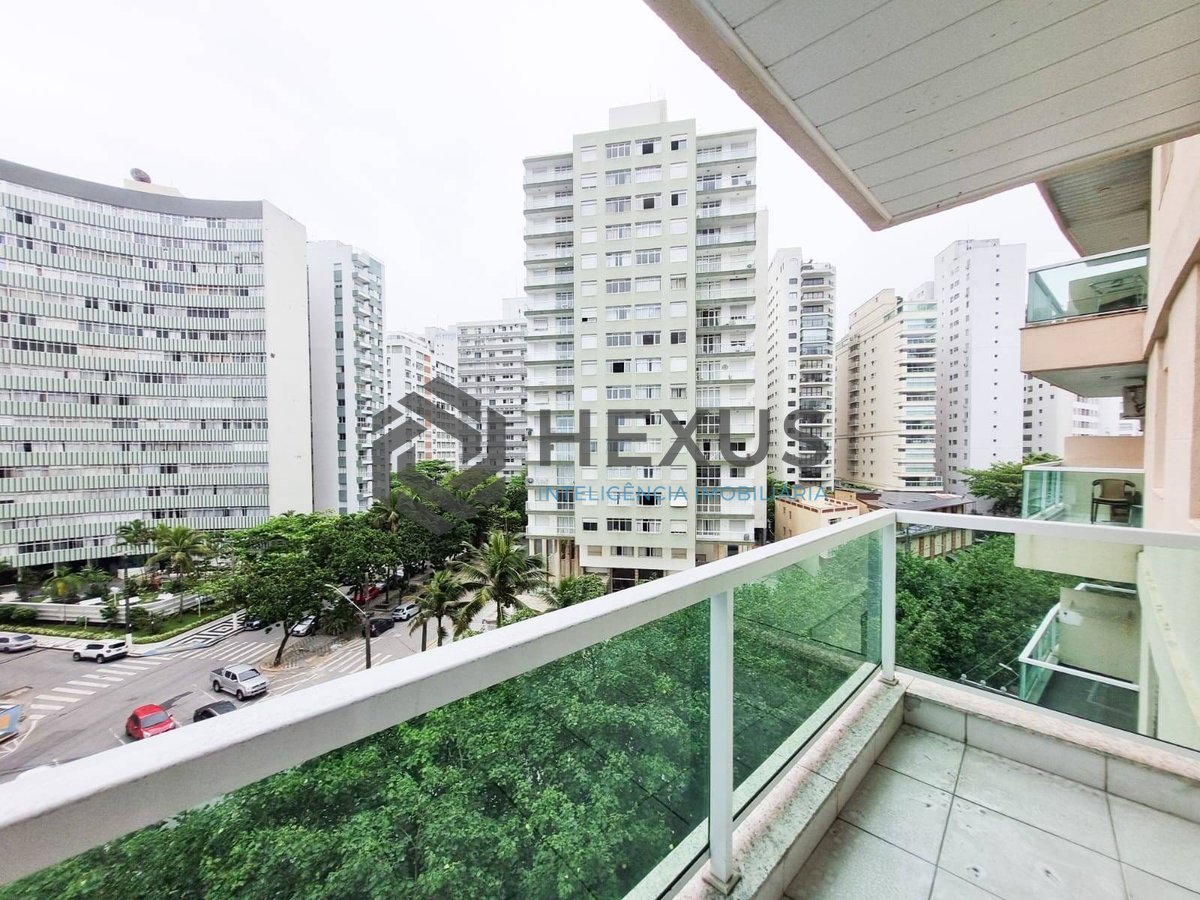 Foto 2 de Apartamento com varanda e vista mar na quadra mar da Praia das Pitangueiras, Guaruja