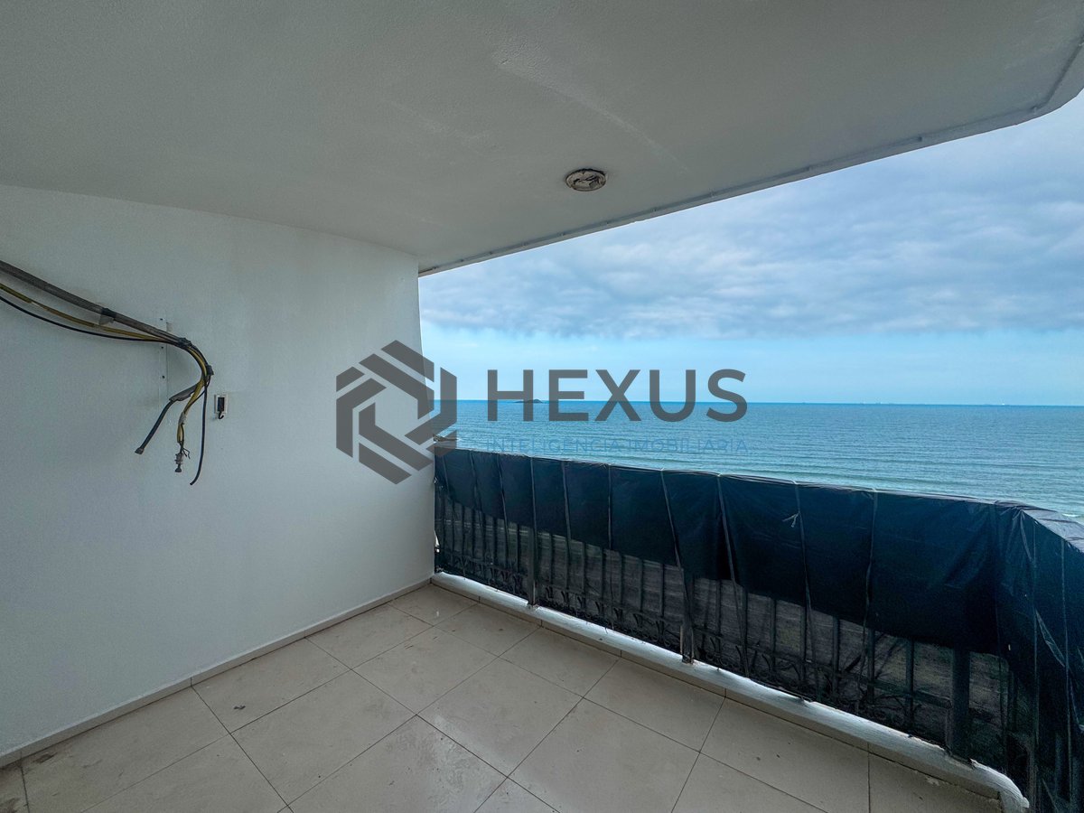 Foto 7 de Apartamento frente mar com varanda na Praia das Pitangueiras, Guaruja