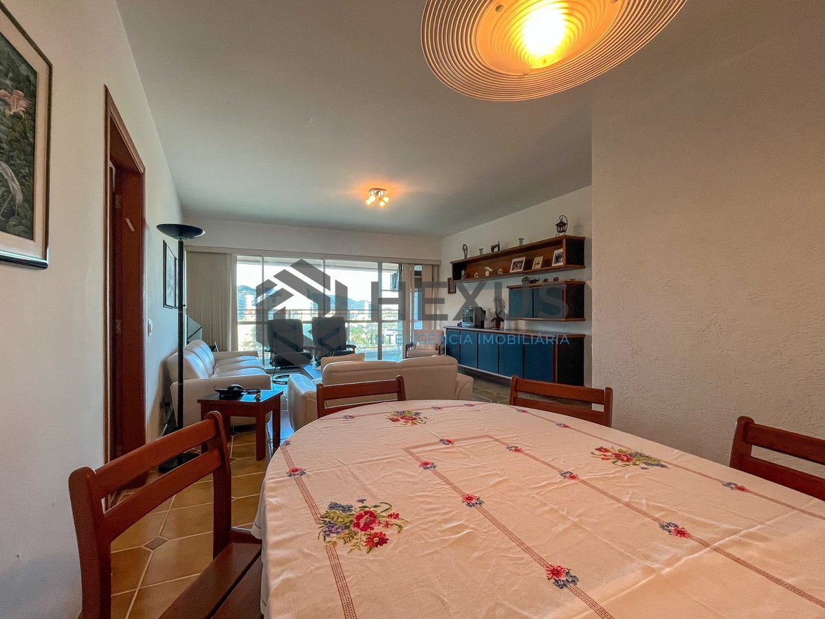 Foto 2 de Apartamento frente mar com varanda, vista mar e lazer na Praia das Pitangueiras, Guaruja