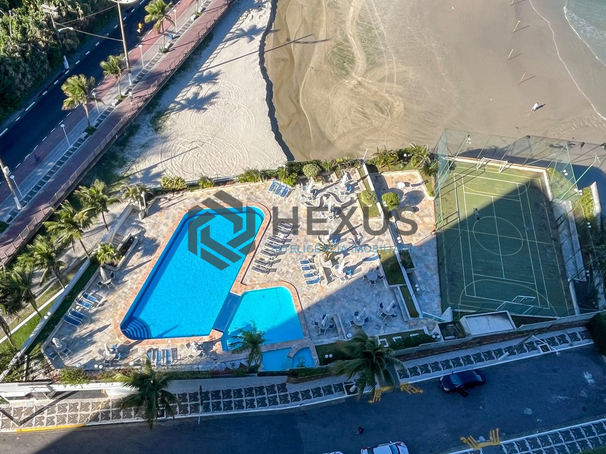 Foto 12 de Apartamento frente mar com varanda e lazer na Praia das Pitangueiras, Guaruja
