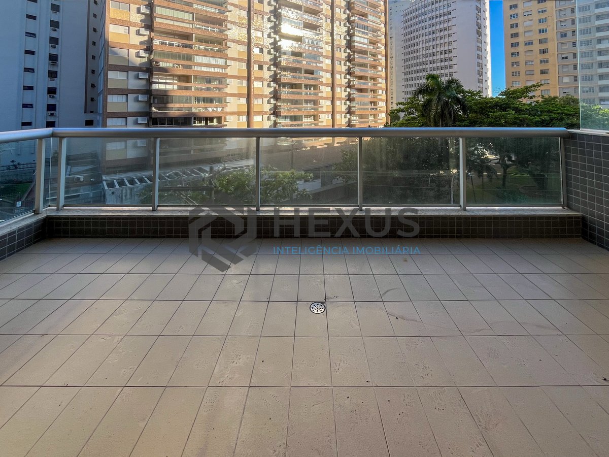 Foto 7 de Apartamento frente mar com varanda, lazer e vista mar na Praia das Pitangueiras, Guaruja