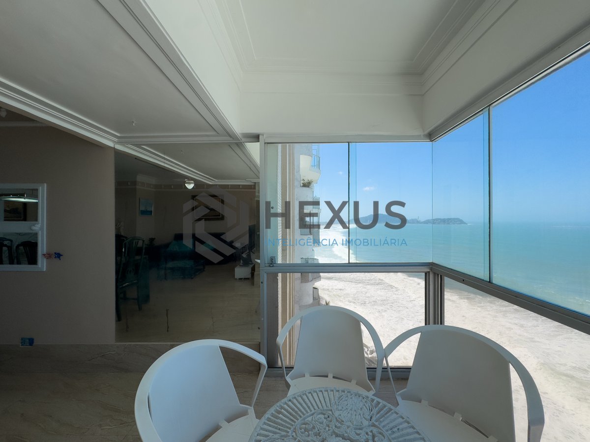 Foto 2 de Apartamento frente mar reformado com varanda e vista mar na Praia das Pitangueiras, Guaruja