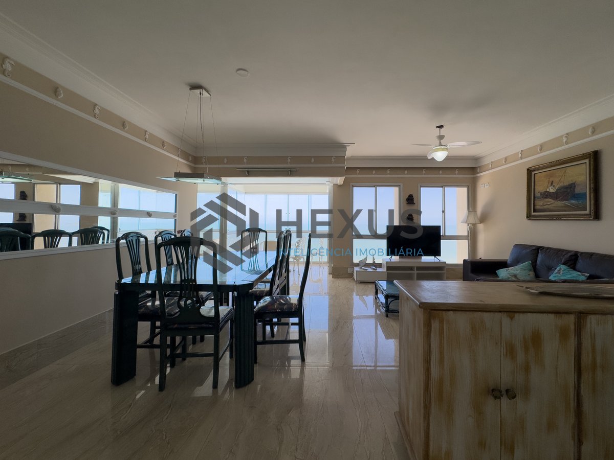 Foto 3 de Apartamento frente mar reformado com varanda e vista mar na Praia das Pitangueiras, Guaruja