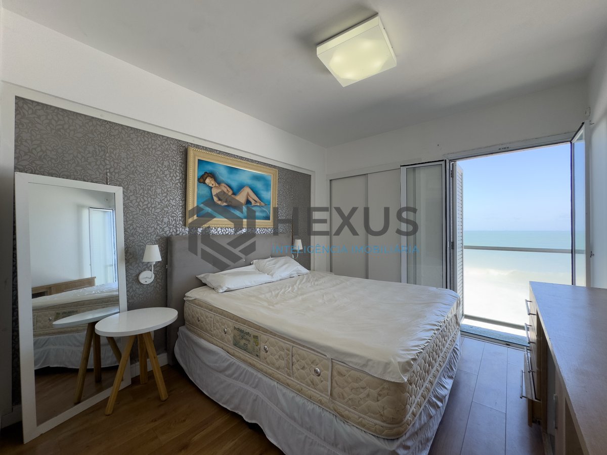 Foto 10 de Apartamento frente mar com varanda e vista mar na Praia das Pitangueiras, Guaruja