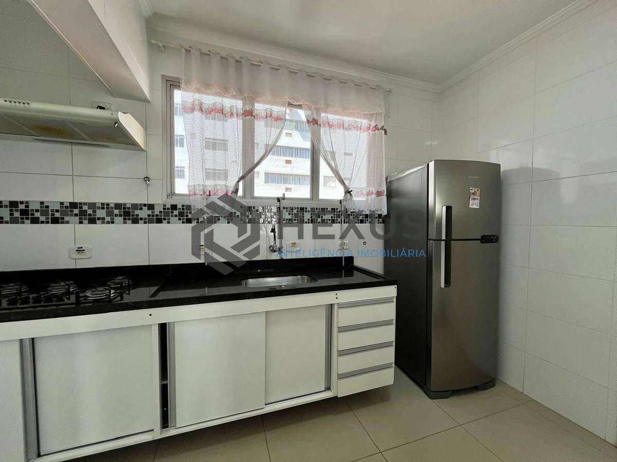 Foto 23 de Apartamento reformado com varanda e lazer na Praia das Pitangueiras, Guaruja