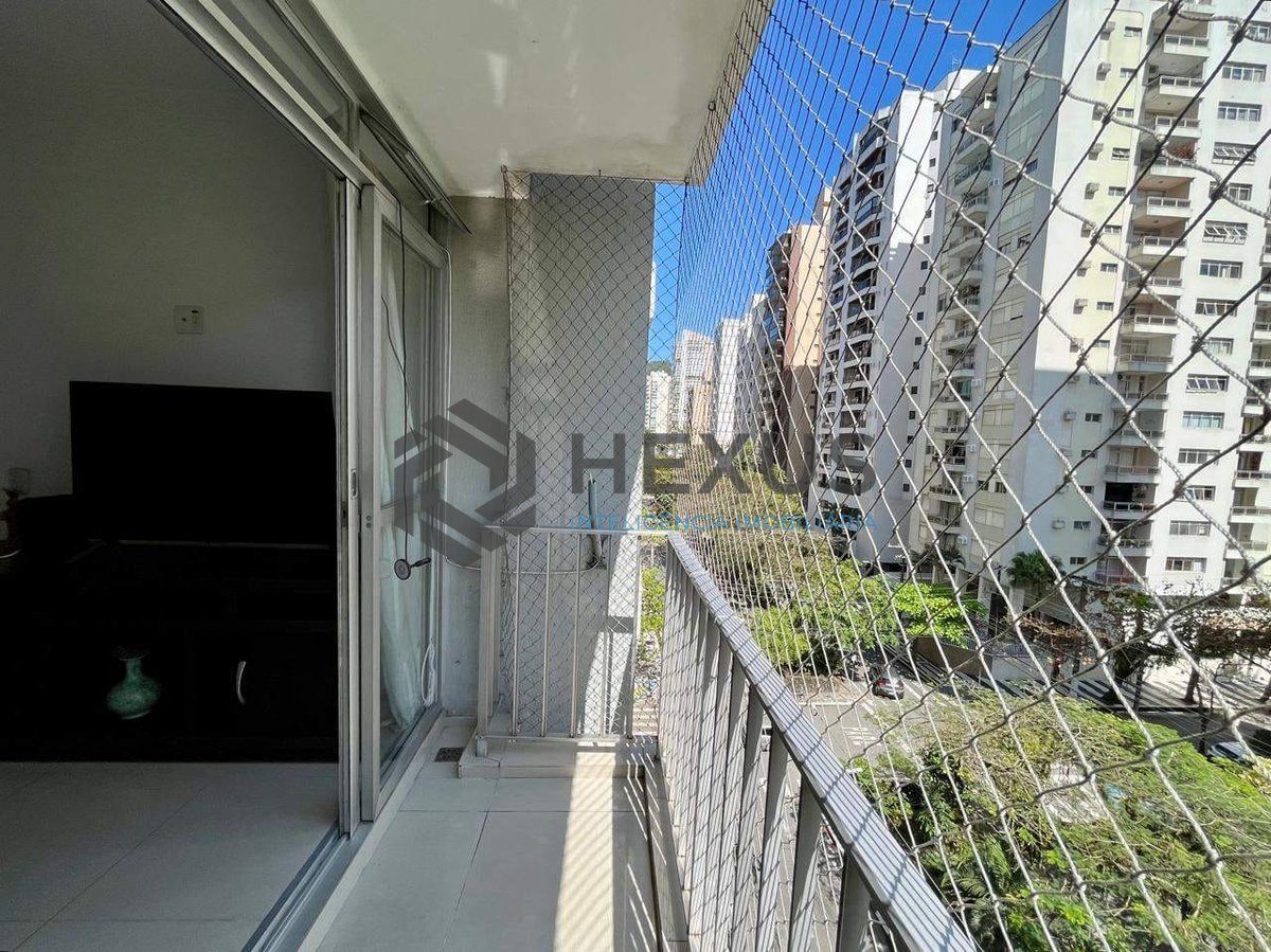 Foto 9 de Apartamento reformado com varanda e lazer na Praia das Pitangueiras, Guaruja