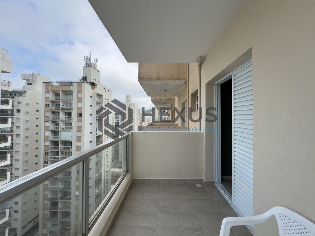 Foto 2 de Apartamento com varanda e vista mar a uma quadra da Praia das Pitangueiras, Guaruja