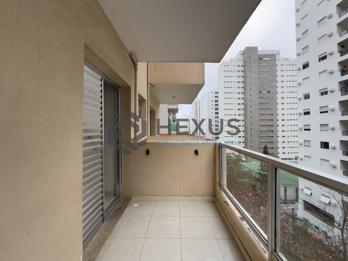 Foto 2 de Apartamento com varanda a uma quadra da Praia das Pitangueiras, Guaruja