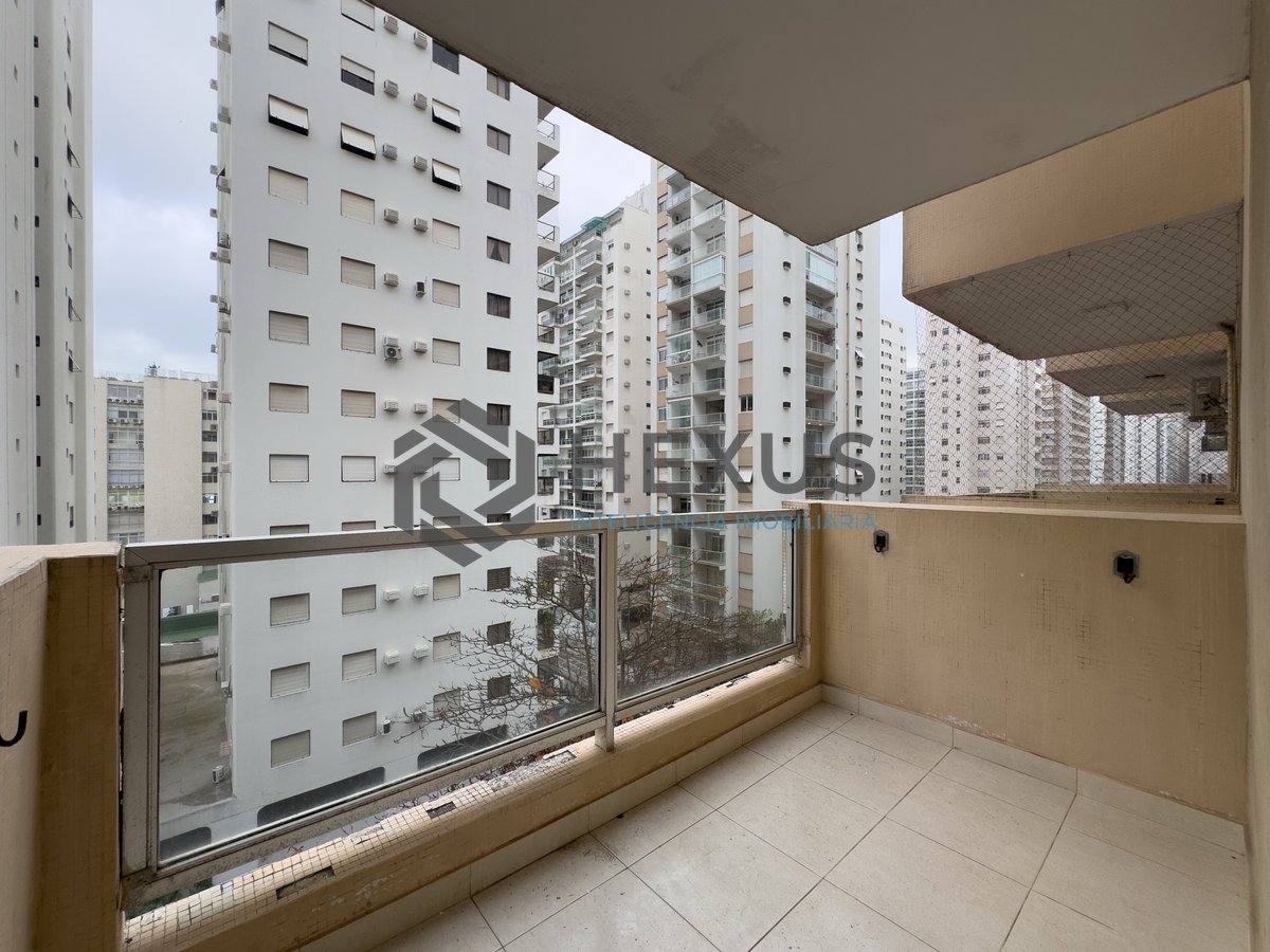 Foto 16 de Apartamento com varanda a uma quadra da Praia das Pitangueiras, Guaruja