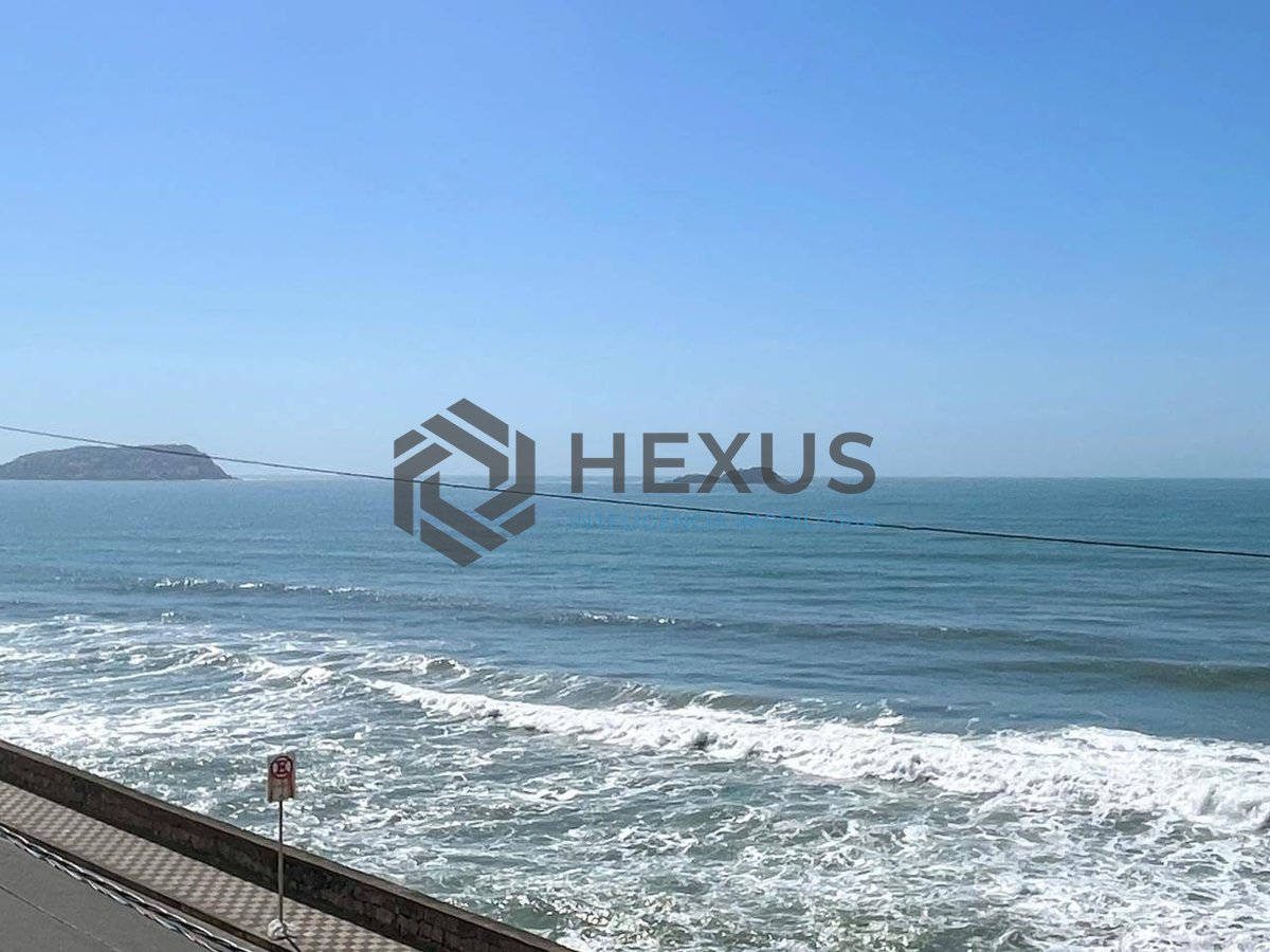Foto 10 de Apartamento frente mar com varanda e vista mar na Praia das Pitangueiras, Guaruja