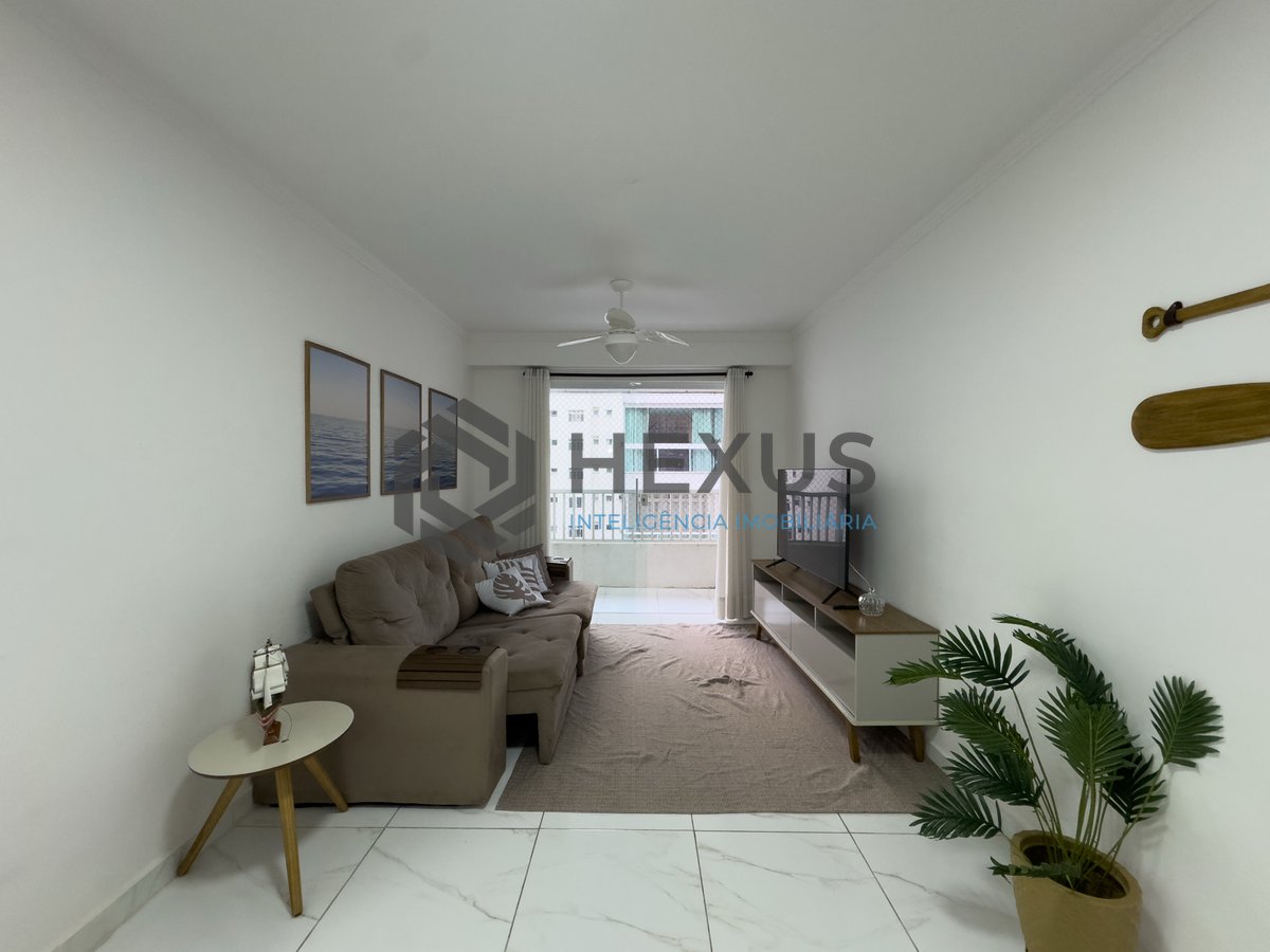 Foto 3 de Apartamento reformado com varanda e vista mar na beira mar da Praia das Pitangueiras, Guaruja