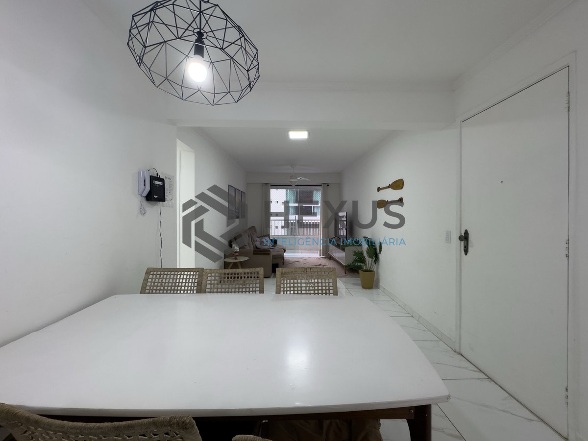 Foto 4 de Apartamento reformado com varanda e vista mar na beira mar da Praia das Pitangueiras, Guaruja