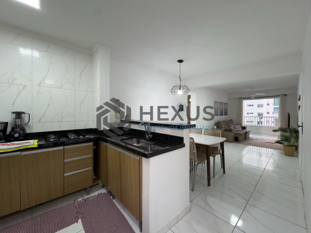 Foto 6 de Apartamento reformado com varanda e vista mar na beira mar da Praia das Pitangueiras, Guaruja