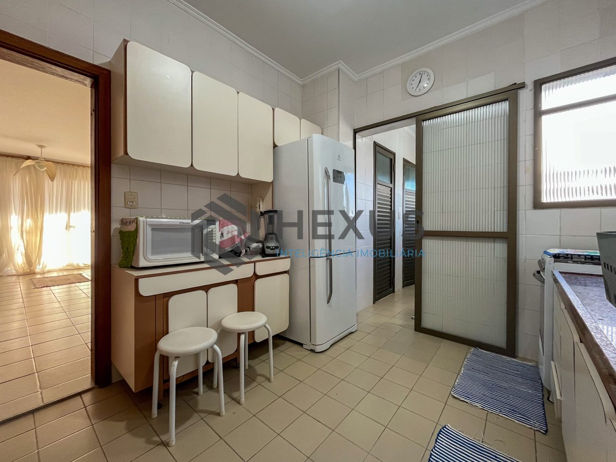 Foto 19 de Apartamento com varanda e vista mar na quadra mar da Praia das Pitangueiras, Guaruja