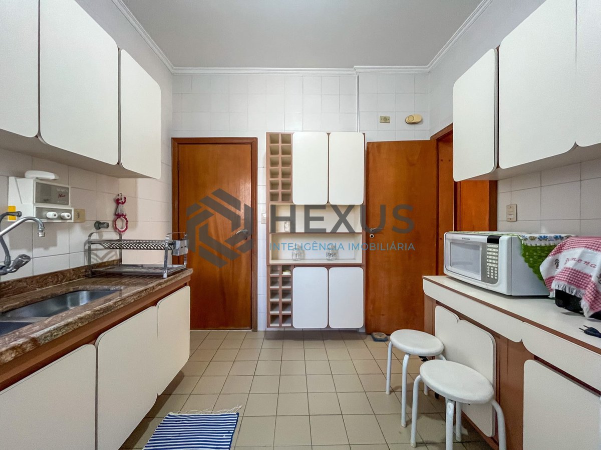 Foto 20 de Apartamento com varanda e vista mar na quadra mar da Praia das Pitangueiras, Guaruja