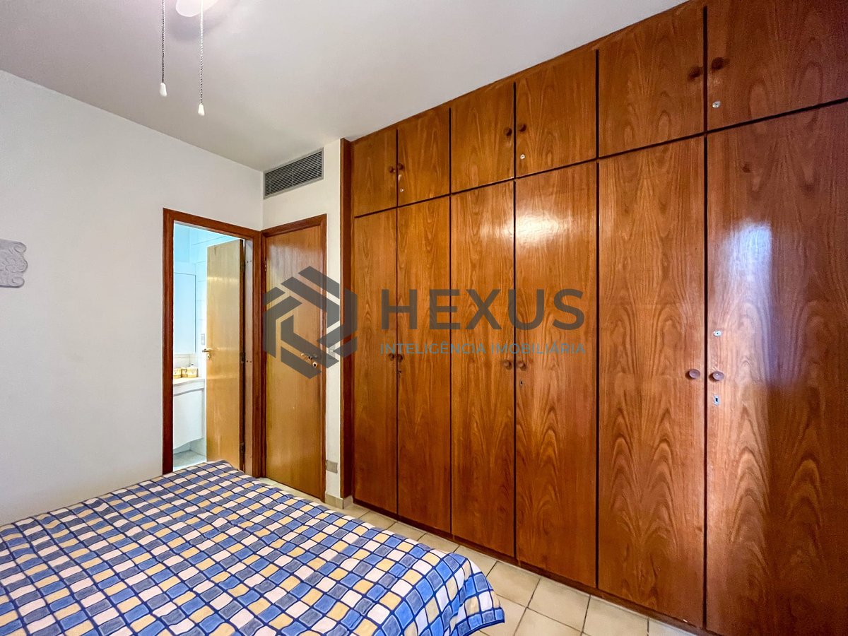 Foto 18 de Apartamento com varanda na quadra mar da Praia das Pitangueiras, Guaruja