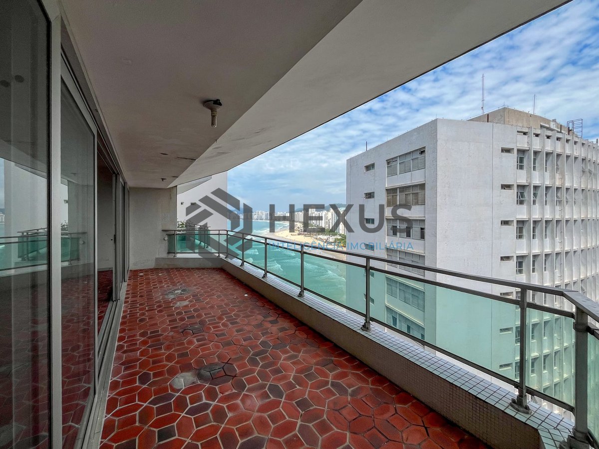 Foto 15 de Apartamento com varanda e vista mar na quadra-mar da Praia das Pitangueiras, Guaruja