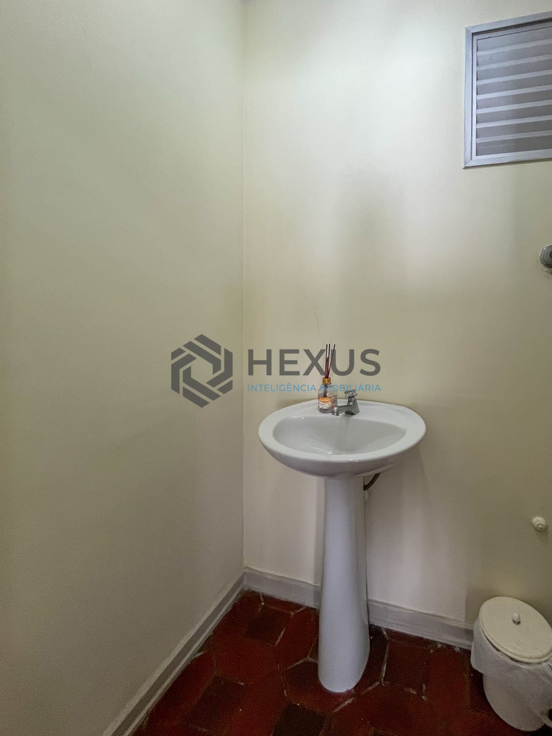 Foto 16 de Apartamento com varanda e vista mar na quadra-mar da Praia das Pitangueiras, Guaruja