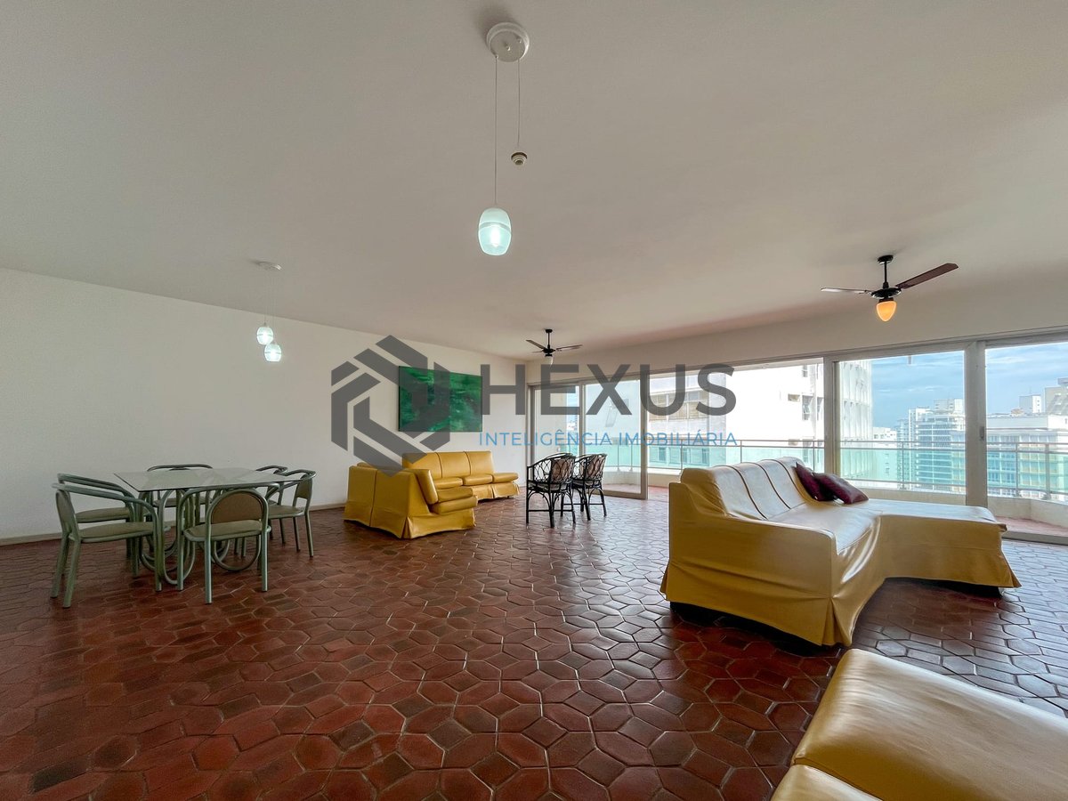 Foto 3 de Apartamento com varanda e vista mar na quadra-mar da Praia das Pitangueiras, Guaruja