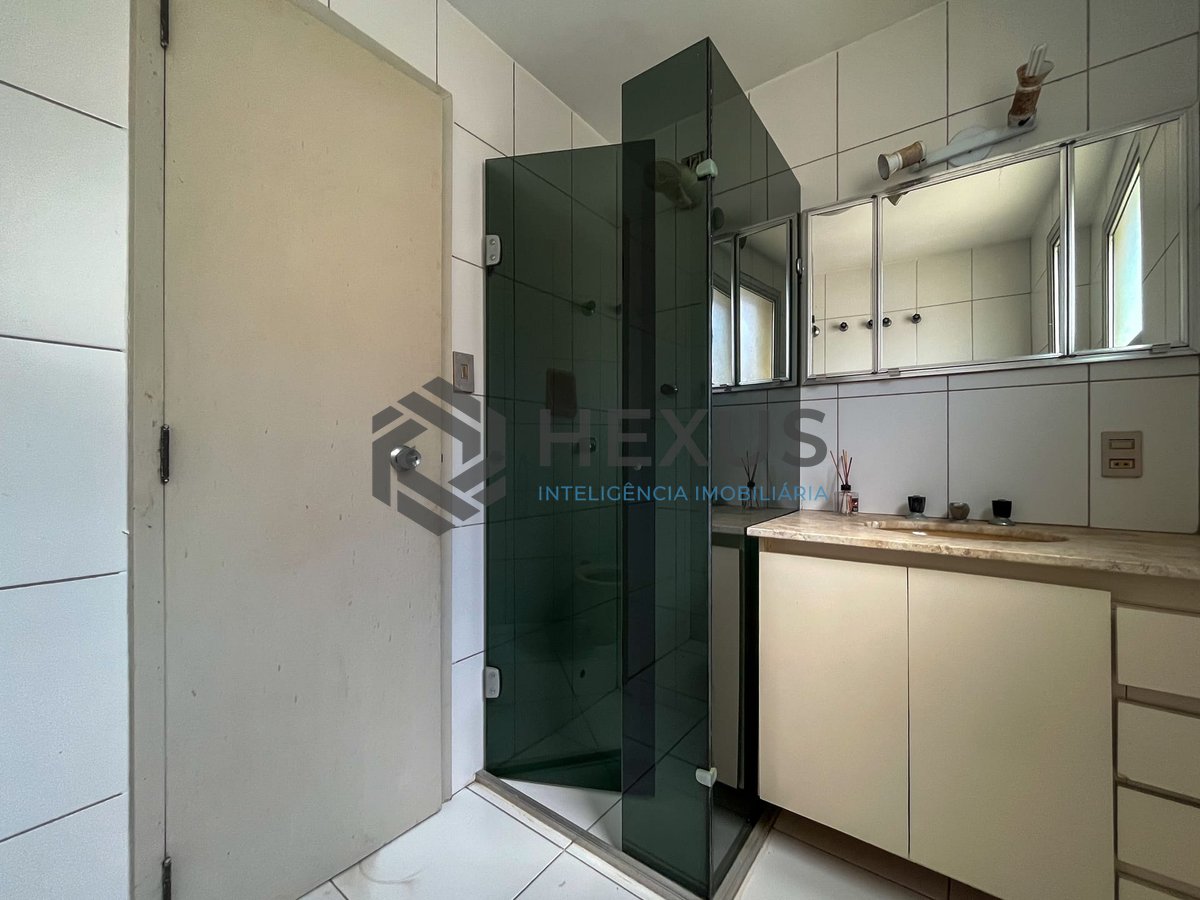 Foto 23 de Apartamento com varanda e vista mar na quadra-mar da Praia das Pitangueiras, Guaruja