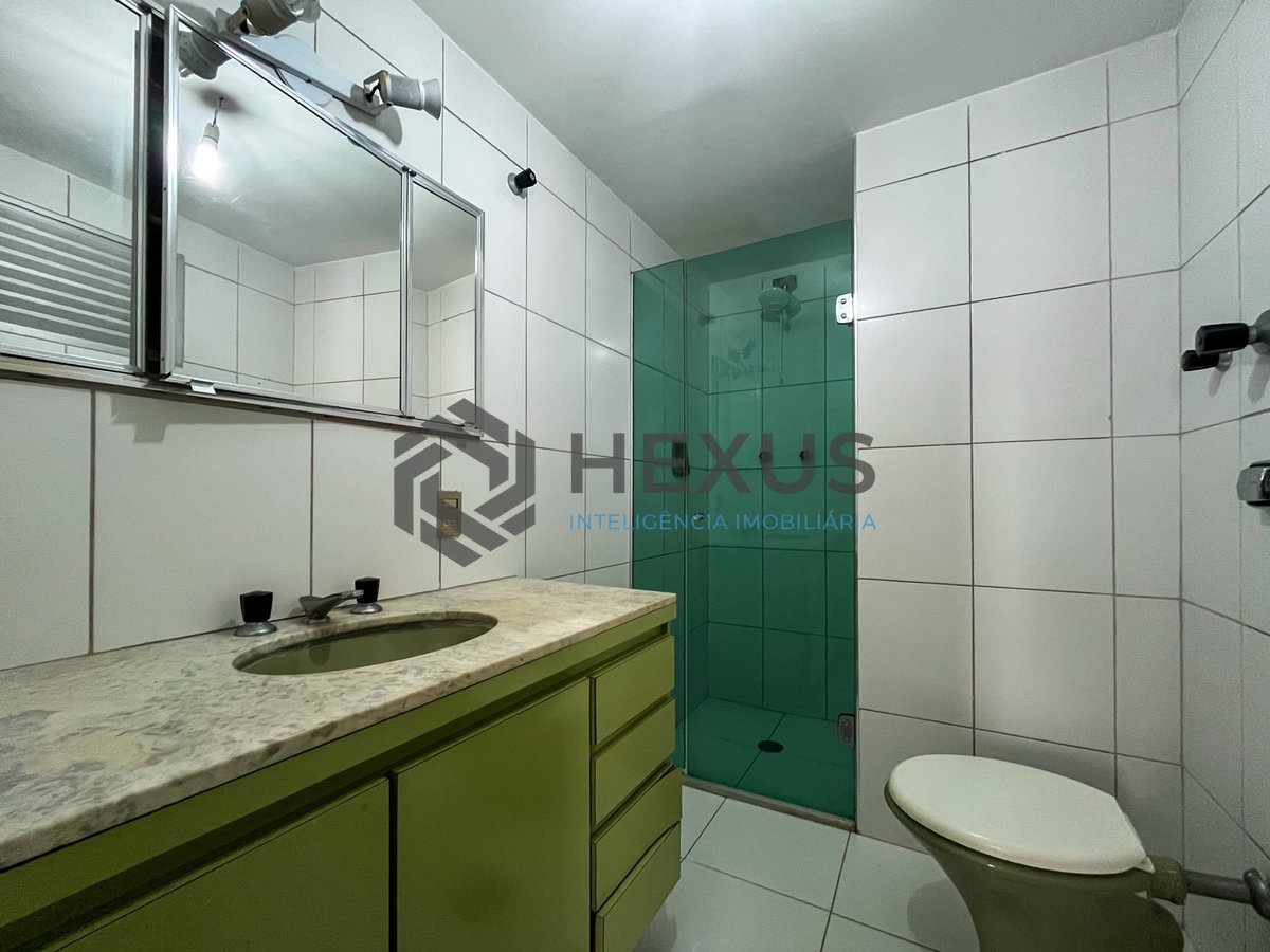 Foto 30 de Apartamento com varanda e vista mar na quadra-mar da Praia das Pitangueiras, Guaruja