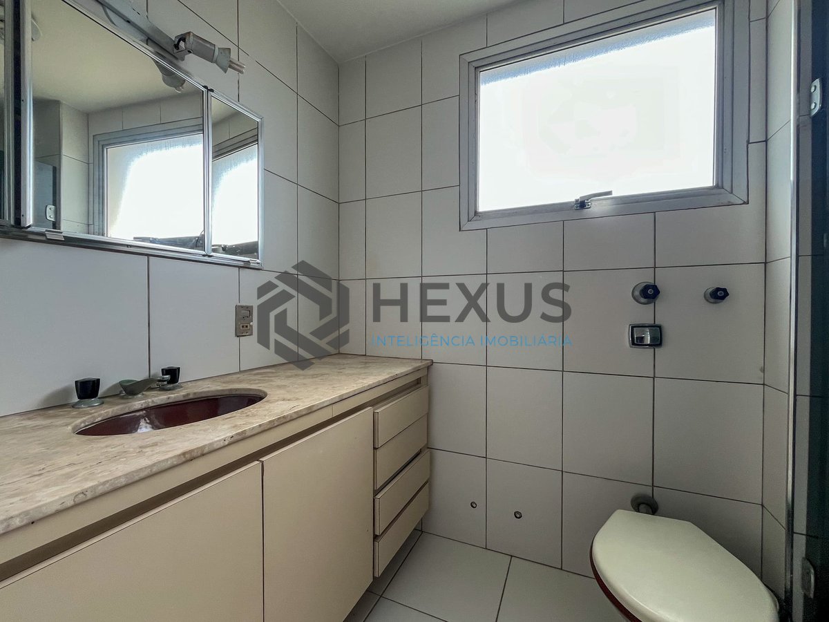Foto 33 de Apartamento com varanda e vista mar na quadra-mar da Praia das Pitangueiras, Guaruja