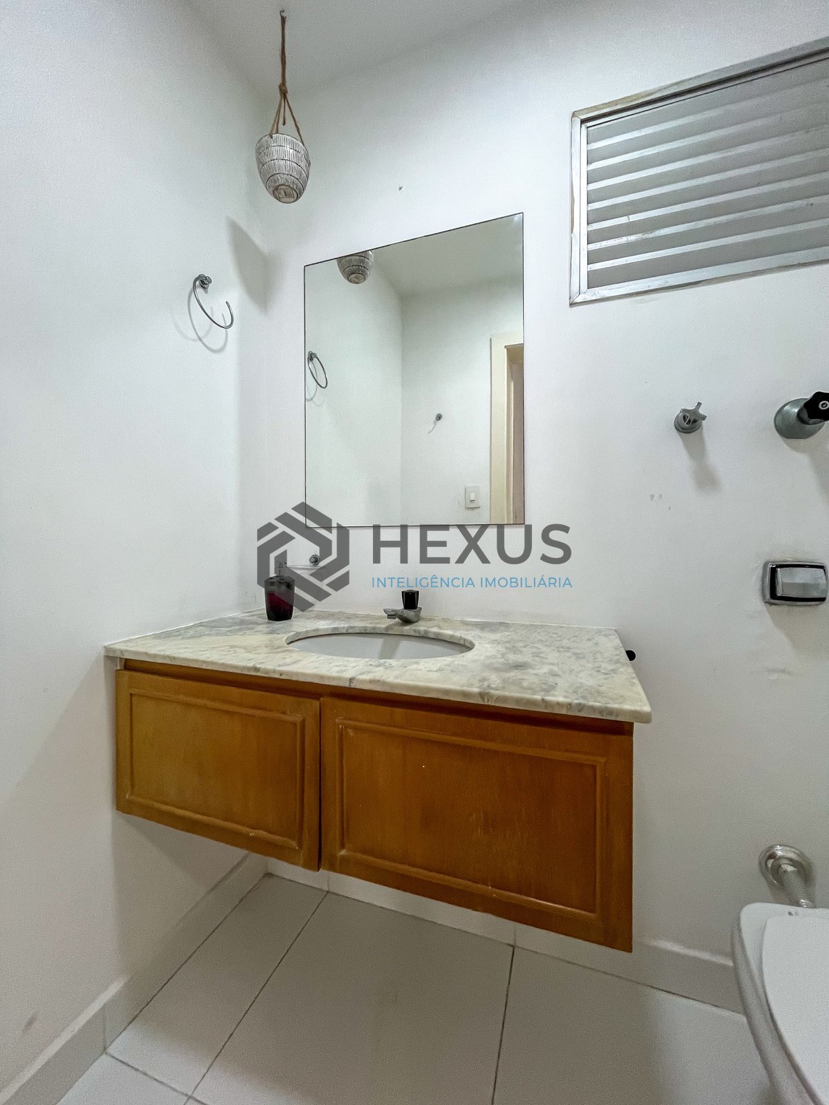 Foto 14 de Apartamento com varanda vista mar na beira mar da Praia das Pitangueiras, Guaruja