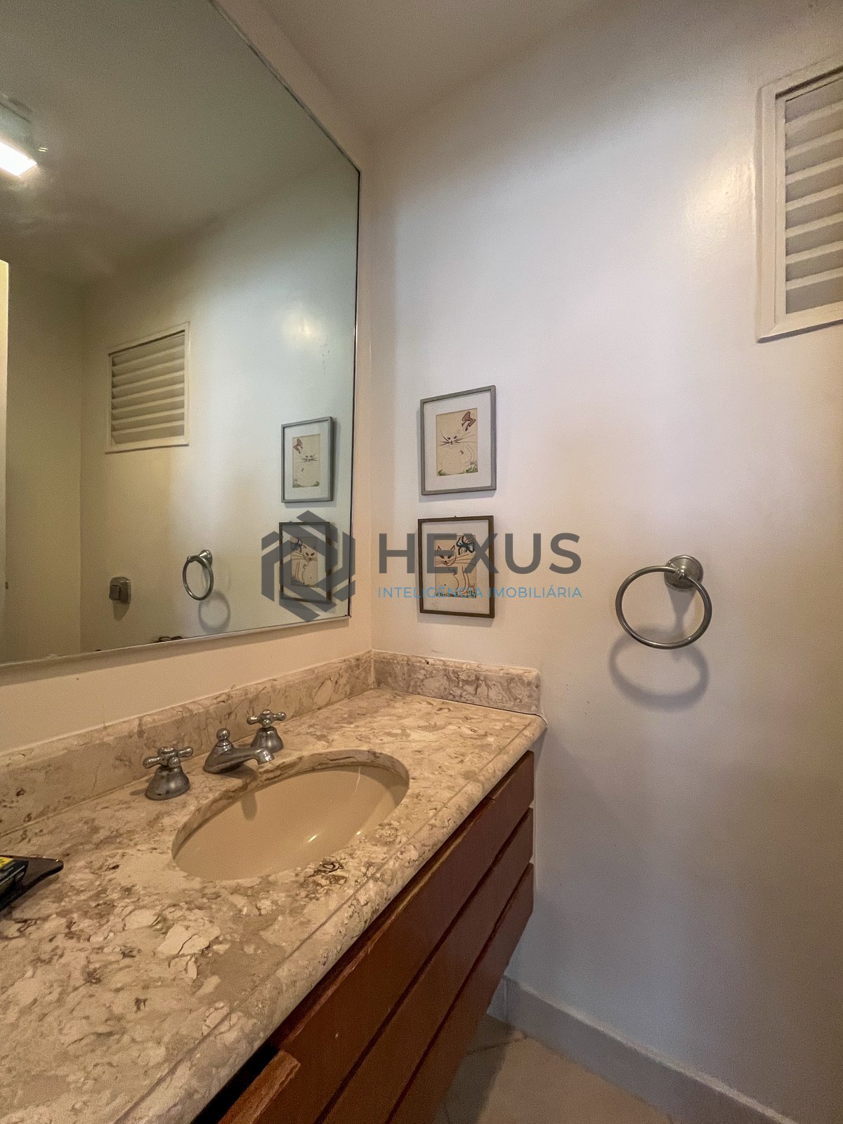 Foto 12 de Apartamento com varanda e vista mar na quadra-mar da Praia das Pitangueiras, Guaruja