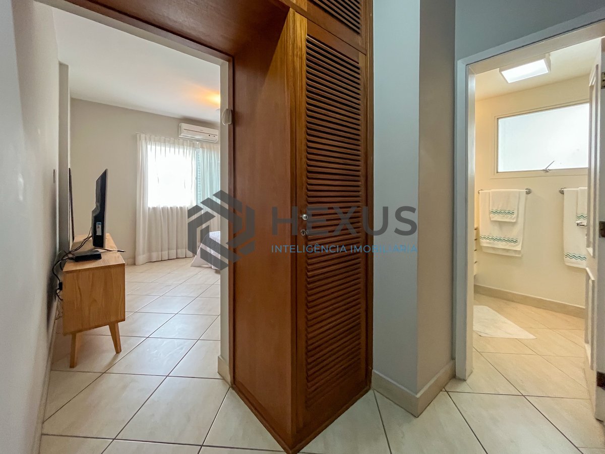 Foto 13 de Apartamento com varanda e vista mar na quadra-mar da Praia das Pitangueiras, Guaruja