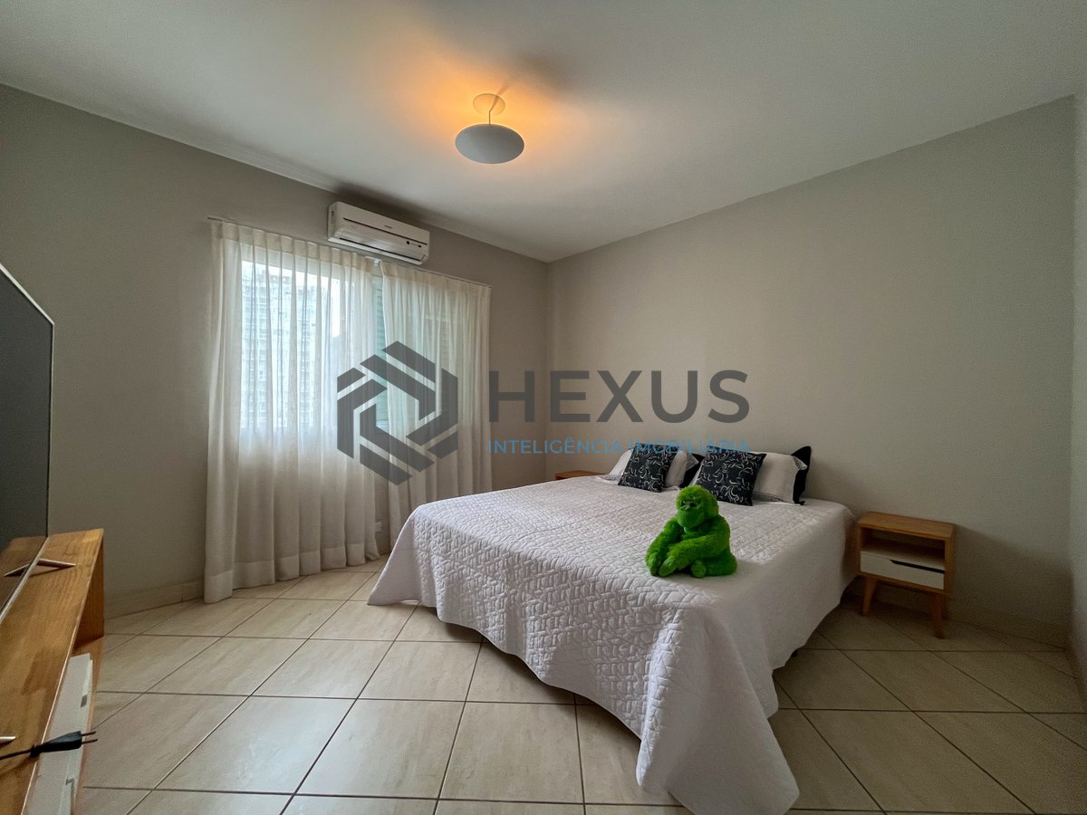 Foto 15 de Apartamento com varanda e vista mar na quadra-mar da Praia das Pitangueiras, Guaruja