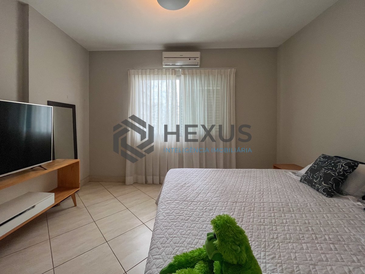 Foto 16 de Apartamento com varanda e vista mar na quadra-mar da Praia das Pitangueiras, Guaruja