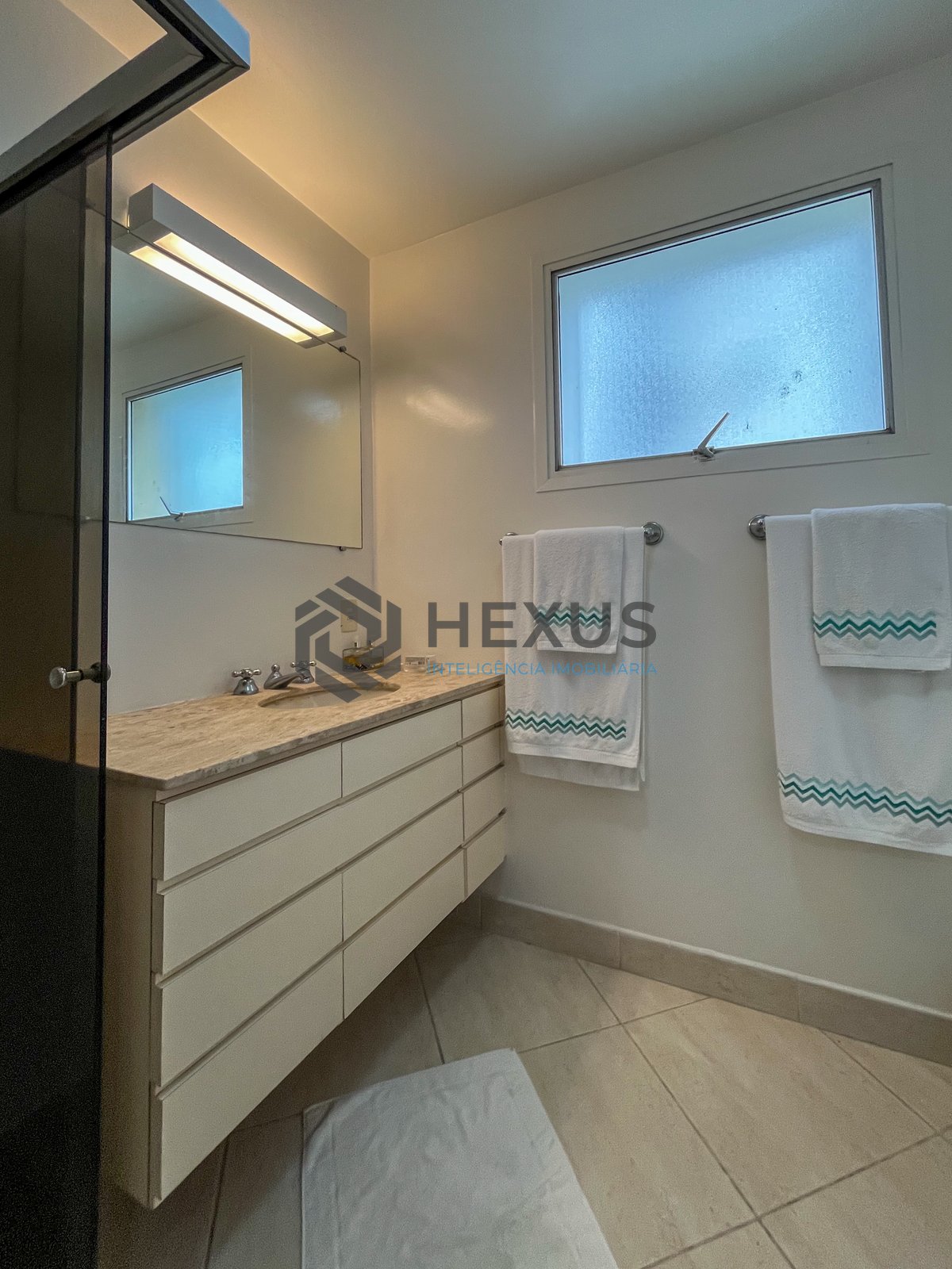 Foto 20 de Apartamento com varanda e vista mar na quadra-mar da Praia das Pitangueiras, Guaruja