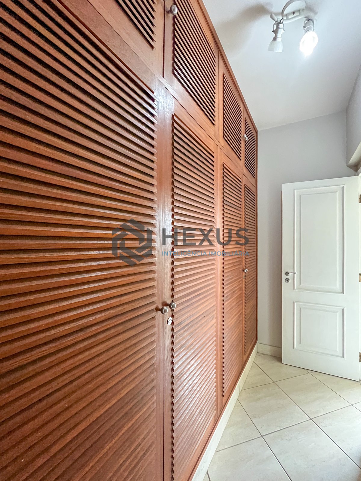Foto 32 de Apartamento com varanda e vista mar na quadra-mar da Praia das Pitangueiras, Guaruja