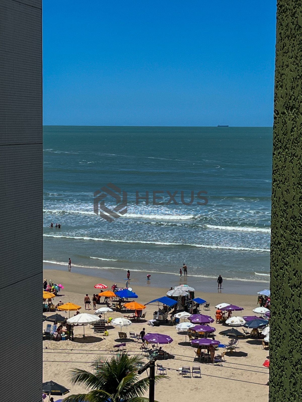 Foto 26 de Apartamento frente mar com varanda na Praia das Pitangueiras, Guaruja